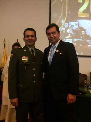 Condecoración con el Distintivo de Reconocimiento de la Escuela de Telemática y Electrónica de la Policía Nacional al profesor Yezid Donoso.